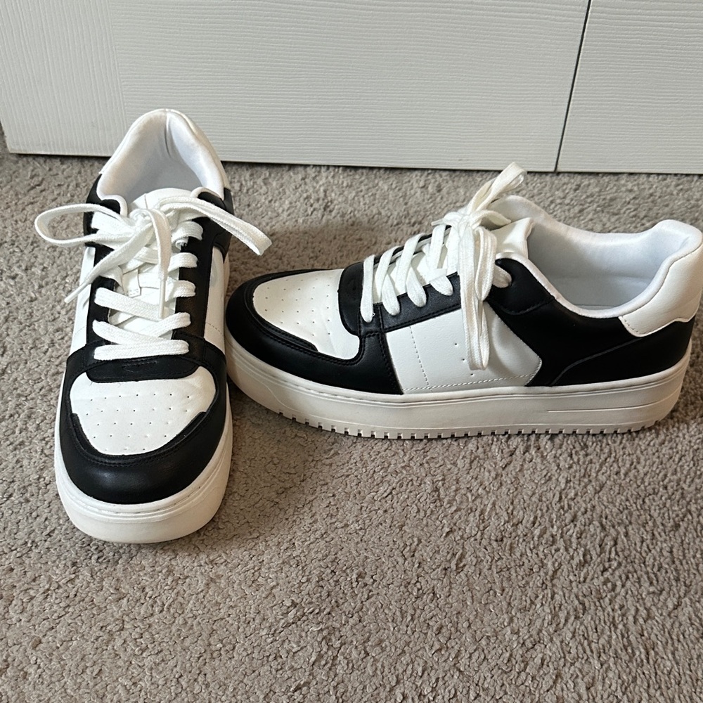Wild Fable Black and White Women's Sneakers